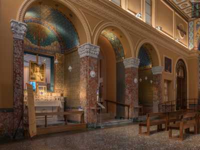 ...racchiudono delle cappelle dotate di piccoli altari e impreziosite da affreschi geometrici, mosaici e motti religiosi in latino 